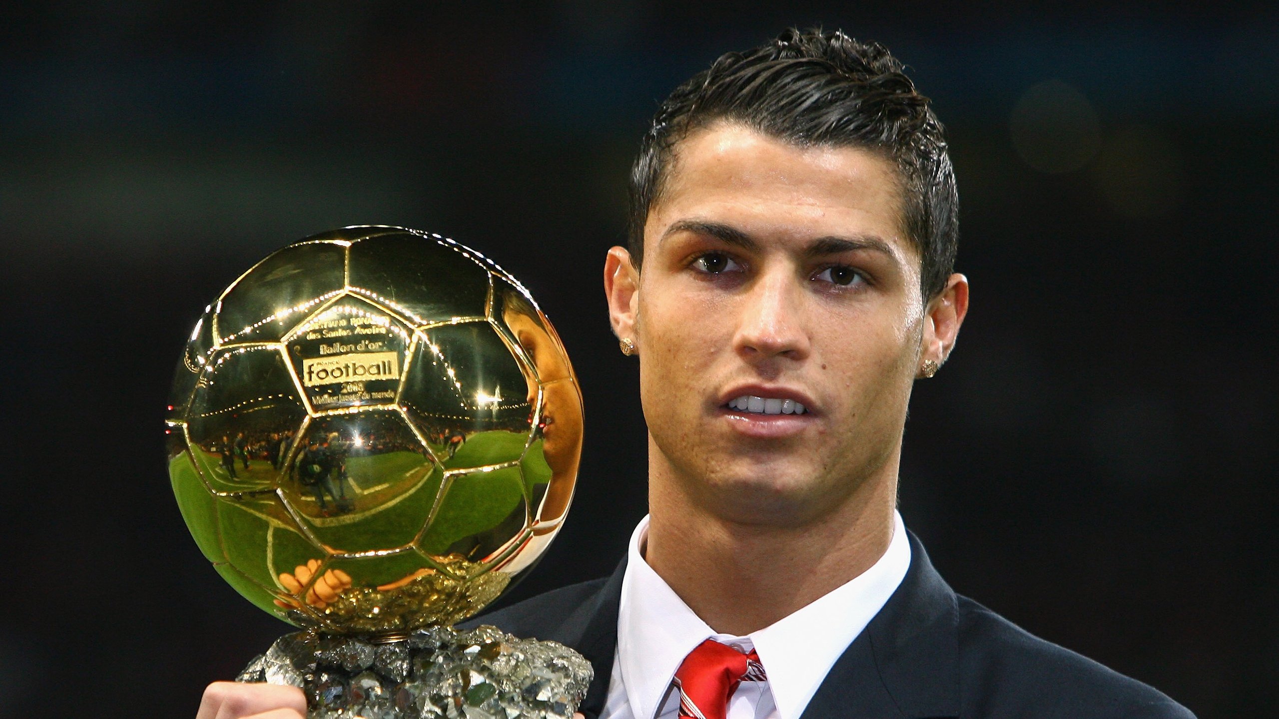 西甲：皇马在主场3-0完胜巴萨，榜首之争激烈爆发，皇马3-3巴萨